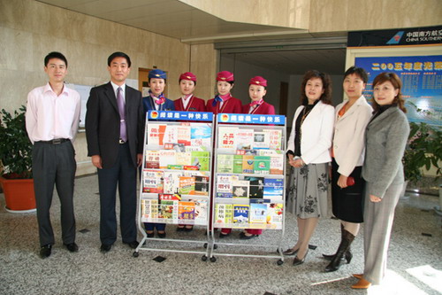 南航股份新疆分公司团委开展送书到一线活动