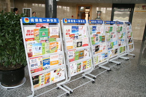 南航股份新疆分公司团委开展送书到一线活动