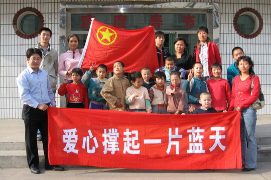 国航呼和浩特维修基地青年深情关爱孤残儿童