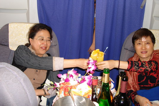 国航银鹰乘务组圆满完成重庆市政府包机任务