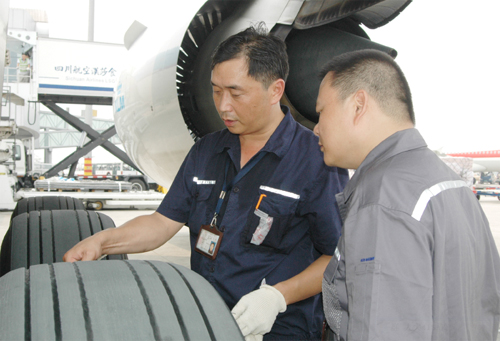 成都维修基地机关人员:切身体验诠释服务意识