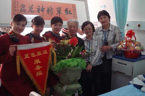 国航西南分公司客舱服务部慰问老红军郭成忠