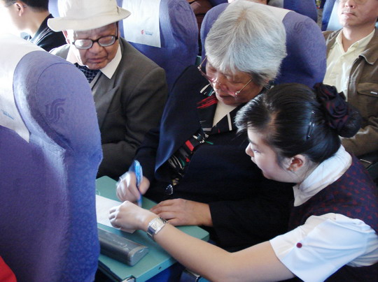 国航贵州分公司空姐万米高空演绎浓浓敬老情