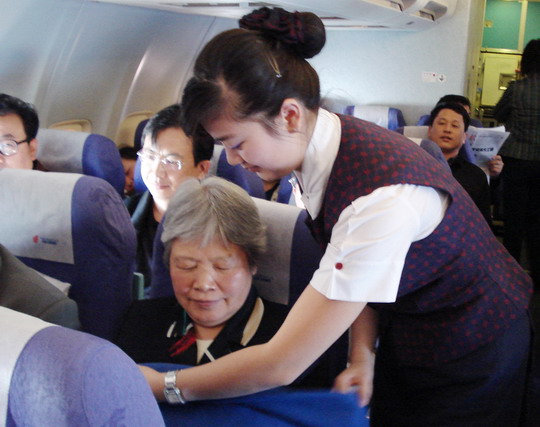 国航贵州分公司空姐万米高空演绎浓浓敬老情