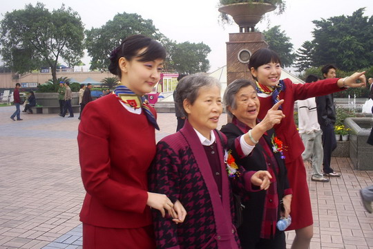 国航银鹰乘务组参加“百名孝子献爱心”活动