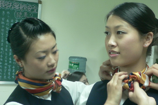 鹰联航空公司空姐11月起换上冬装为旅客服务