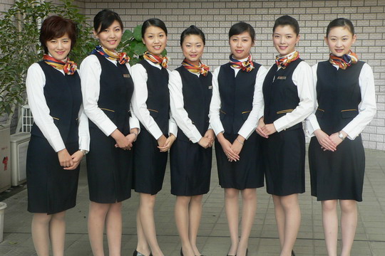 鹰联航空公司空姐11月起换上冬装为旅客服务