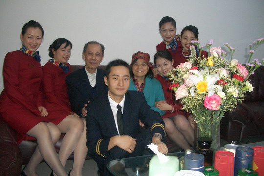 国航重庆分公司红岩乘务组关爱职工家属老人