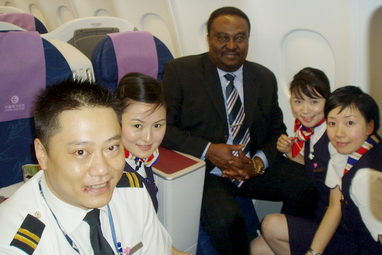 安哥拉总理搭乘东航班机赴北京参加中非论坛