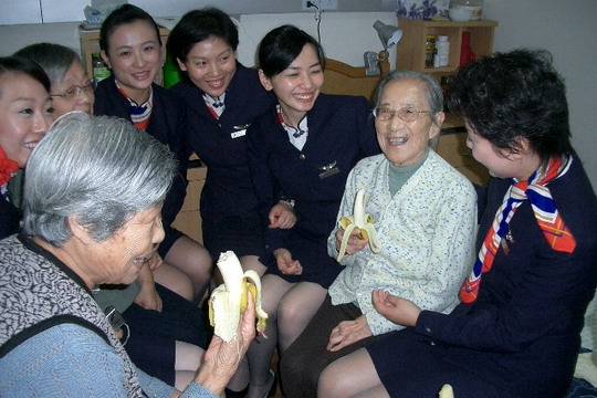 东航上海客舱服务部乘务员重阳前夕慰问老人