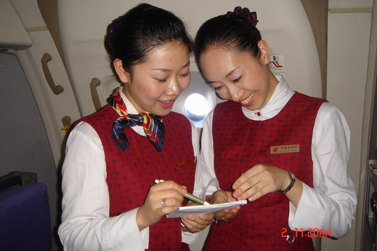 国航西南分公司首次在航班上配备外籍乘务员
