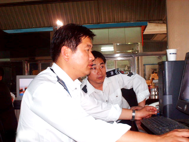 南航大连分公司货运安检人员严把货物放行关