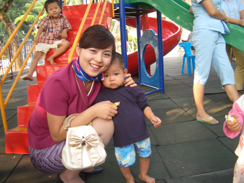 南航海南三亚客舱部空乘真情关爱福利院儿童