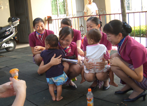 南航海南三亚客舱部空乘真情关爱福利院儿童
