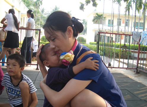 南航海南三亚客舱部空乘真情关爱福利院儿童