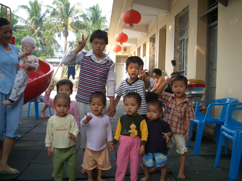 南航海南三亚客舱部空乘真情关爱福利院儿童