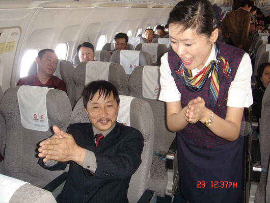 国航浙江“明珠示范组”开展机上健身操活动