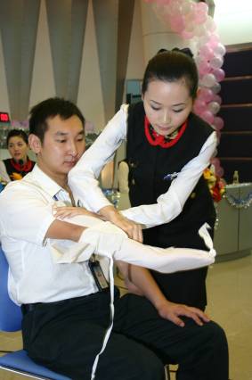 海航乘务队举办“乘务员机上急救技能大赛”