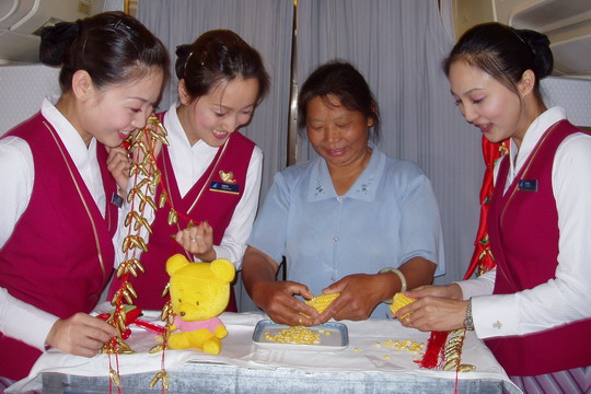 南航海南含笑乘务组举办机上“感恩节”活动