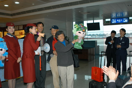 “奥运吉祥号”首航重庆　华侨动情祝福国航
