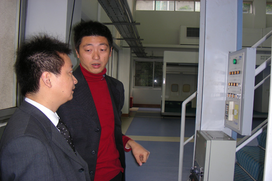 国航西南培训部改造逃生训练舱滑梯充气系统