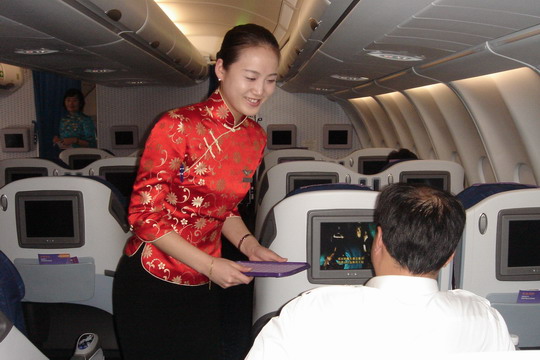 东航韩国籍乘务员热情服务 VIP贵宾交口称赞