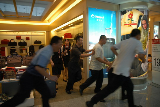 海口机场举行2006年候机楼消防疏散单项演练