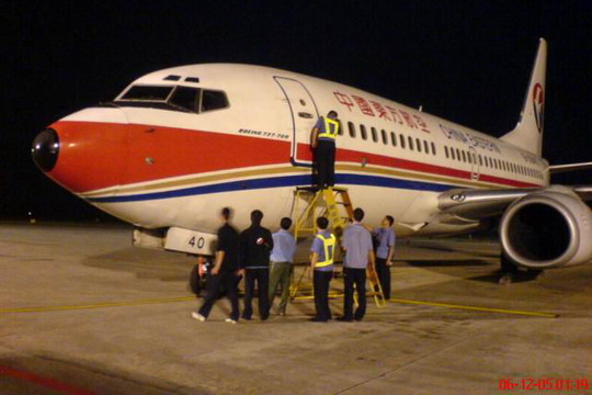 东航昆明维修基地连夜抢修飞机保证航班正点