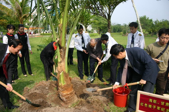 海南航空邀请四名甘肃老红军免费赴海南旅游
