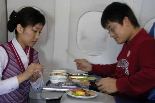 南航吉林金达莱乘务组空乘真情照顾聋哑乘客