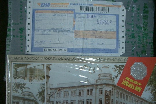 东航乘务长辗转交还相机　旅客快递糖果致谢