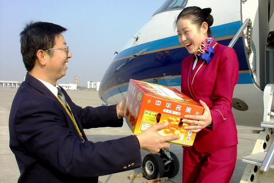 蜜橘见真情　宜昌三峡机场慰各航空公司机组