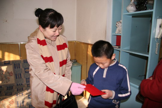 南航新疆分公司工会女工委关心去世职工子女