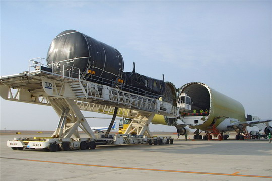 波音载梦者飞机交付B787梦想飞机第一批组件