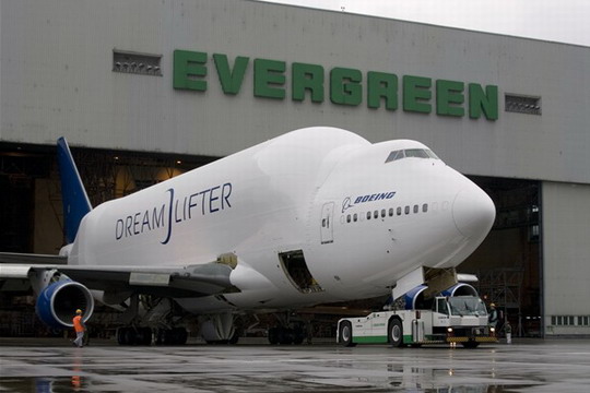 波音载梦者飞机交付B787梦想飞机第一批组件