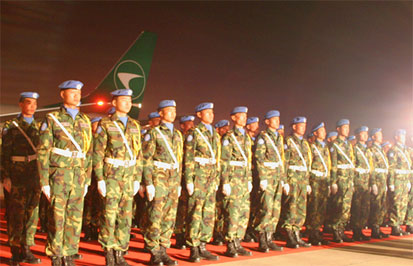 我国第二批赴黎巴嫩维和部队从昆明机场启程