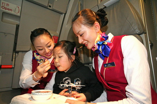 南航举办空中“腊八节”　旅客品味传统文化