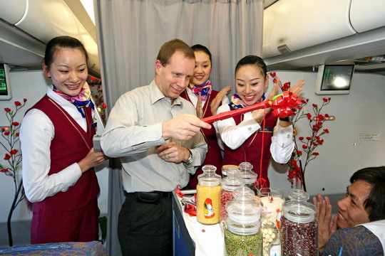 南航举办空中“腊八节”　旅客品味传统文化