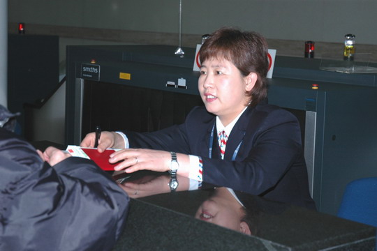 春运首日南航大连值机员金顺仙服务旅客侧记