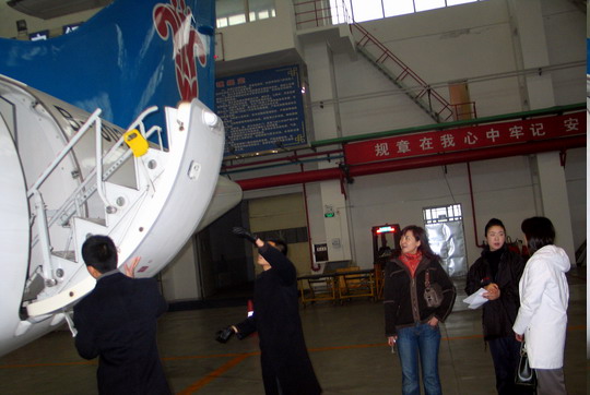 南航新疆分公司空乘进行ATR_72舱门实操培训