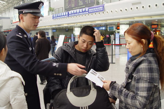 四川航空空中警察向旅客发放防盗温馨提示卡