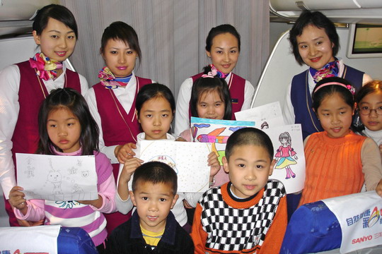 南航深圳真心组组织小朋友举行机上迎春活动