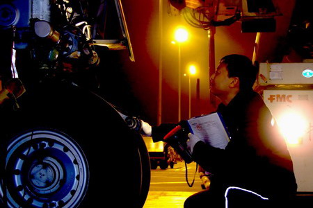 东航工程技术公司西安大修部加班加点保春运