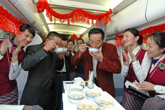 万米高空“闹元宵”　南航与旅客欢乐庆团圆