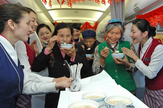 万米高空“闹元宵”　南航与旅客欢乐庆团圆