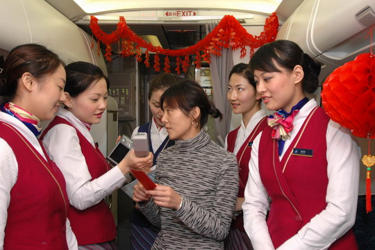 万米高空“闹元宵”　南航与旅客欢乐庆团圆