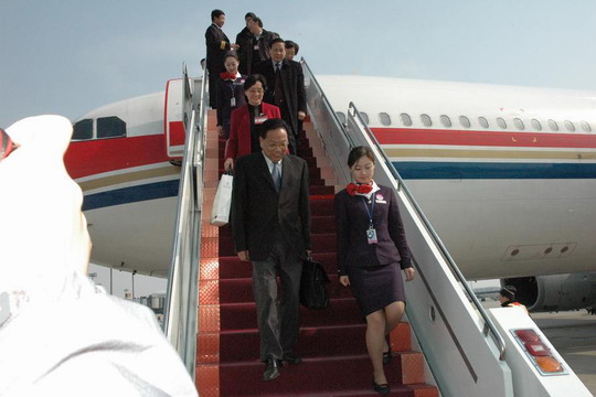 东航北京基地“京燕”迎接“两会”上海代表