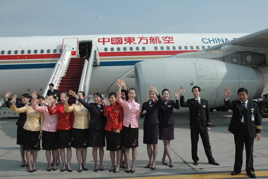 东航北京基地“京燕”迎接“两会”上海代表