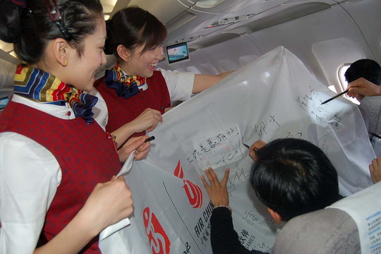 国航浙江万米高空邀“两会”代表为奥运挥毫