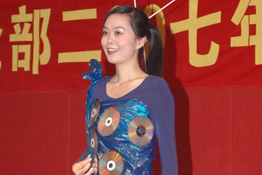 南航深圳客舱部二分部环保时装秀赢得满堂彩